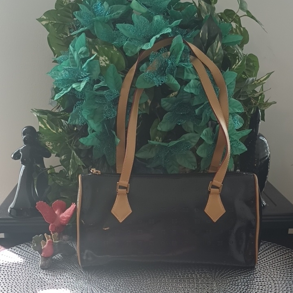 Arcadia Black and Tan Shoulder Bag with Classic Design